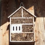 Kasten für Wildbienen an Holzgiebel befestigt