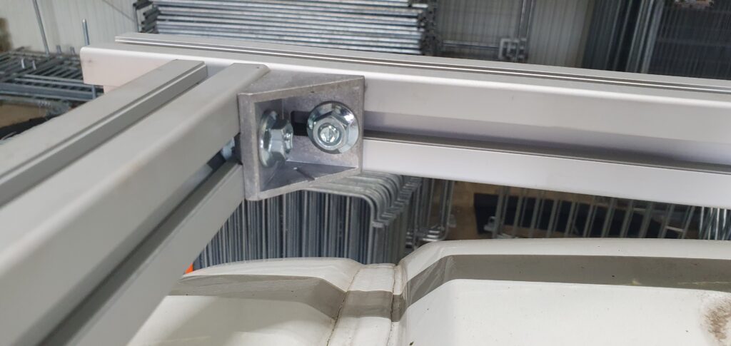 Aluschienen Verbinden mit 4-4 Winkel und 2 cm Hammerkopfschrauben Aluschienen Verbinden mit 4-4 Winkel und 2 cm Hammerkopfschrauben