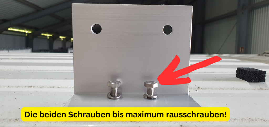 Die beiden Schrauben bis maximum rausschrauben!