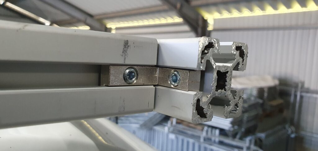 Montage Innenwinkel an Aluträger zur Sicherung und Verstärkung Montage Innenwinkel an Aluträger zur Sicherung und Verstärkung