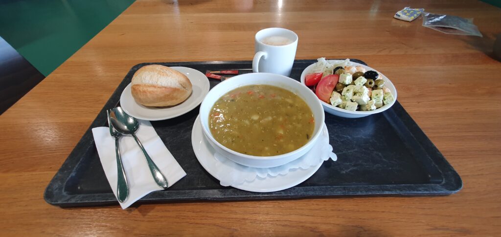 Essen im Panoramablick Restaurant Burg Vogelsang Eifel mehr als angemessen und lecker.