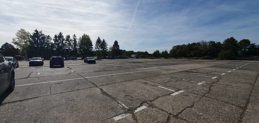 Parkplatz, Parkgelegenheiten mehr als viel Platz, auch für große Wohnmobile