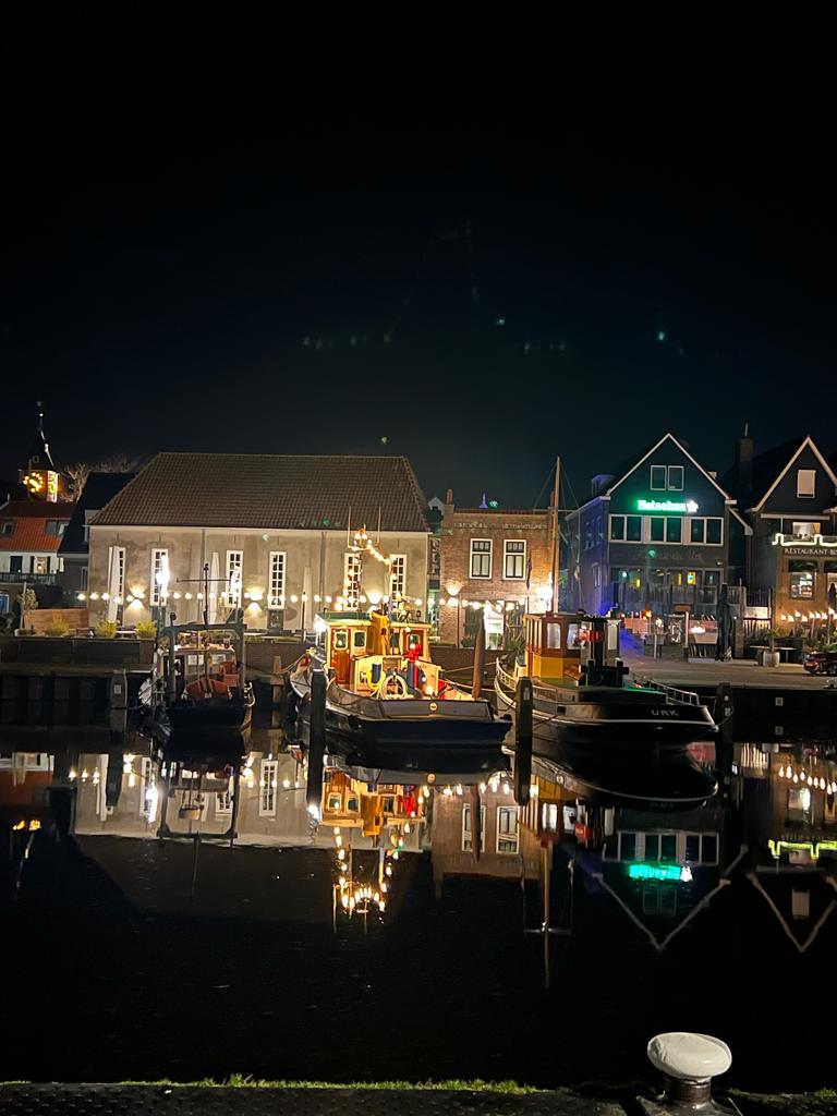 Toller Hafen bei Nacht mit toller Beleuchtung