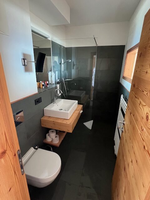 Per Wohnmobil ALPINHOTEL PACHEINER TREFFEN KÄRNTEN/ÖSTERREICH. Erfahrungsbericht Skihotel direkt an der Piste 2 pacheiner.at Badezimmer Edel, kann sich sehen lassen