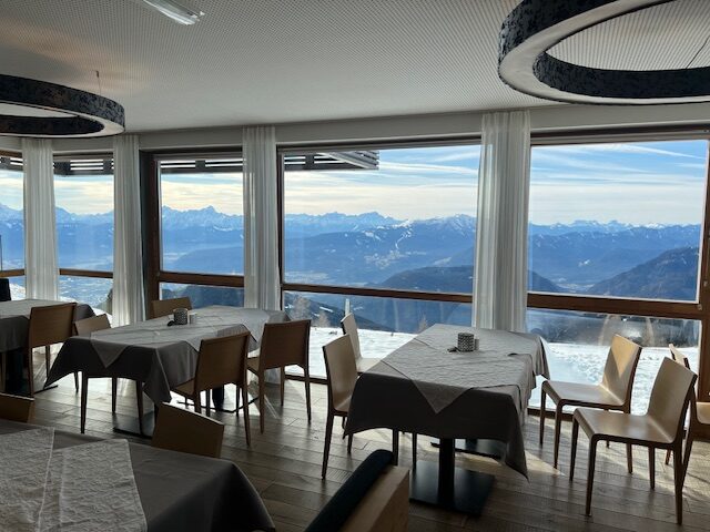 Per Wohnmobil ALPINHOTEL PACHEINER TREFFEN KÄRNTEN/ÖSTERREICH. Erfahrungsbericht Skihotel direkt an der Piste 7 pacheiner.at Restaurant gute Essen, Speisen mit Top Aussicht