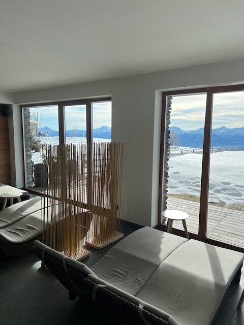 Per Wohnmobil ALPINHOTEL PACHEINER TREFFEN KÄRNTEN/ÖSTERREICH. Erfahrungsbericht Skihotel direkt an der Piste 9 pacheiner.at Ruheraum, Ruheliegen mit Aussicht