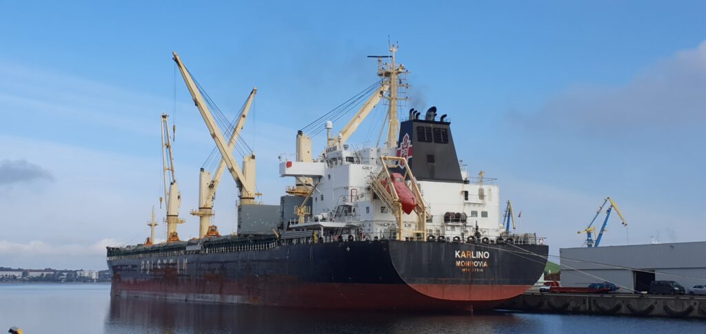 Schweres großes Schiff im Hafen am Ankern