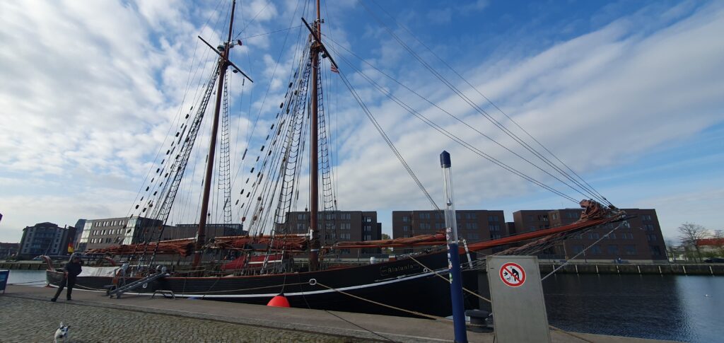 Segelschiff im Hafen