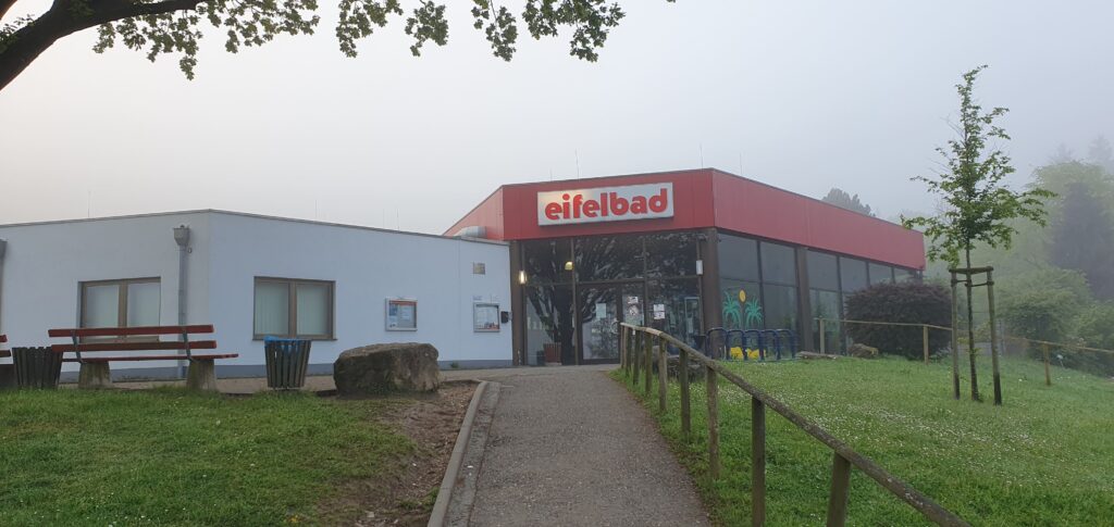 v Das Eifelbad direkt am Wohnmobilparkplatz