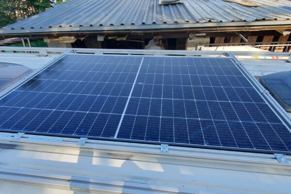 Top befestigtes Solaranlagen auf dem Kastenwangen, Camper Wohnmobil