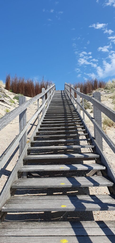 Treppen vom Strand aus auf die Düne Treppen vom Strand aus auf die Düne