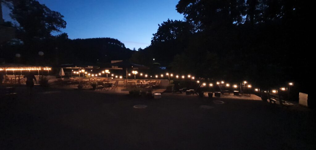 Camping Eifel. Wildbach Camping Hellenthal-Eifel 2026. Neuigkeiten für Camper 2 Cafe Luchs bei Wildbach Camping Außenbereich bei Nacht beleuchtet