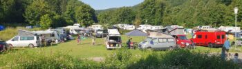 Familienwiese an der Rezeption Camping Hellenthal Eifel Naturnah bei Wildbach Camping