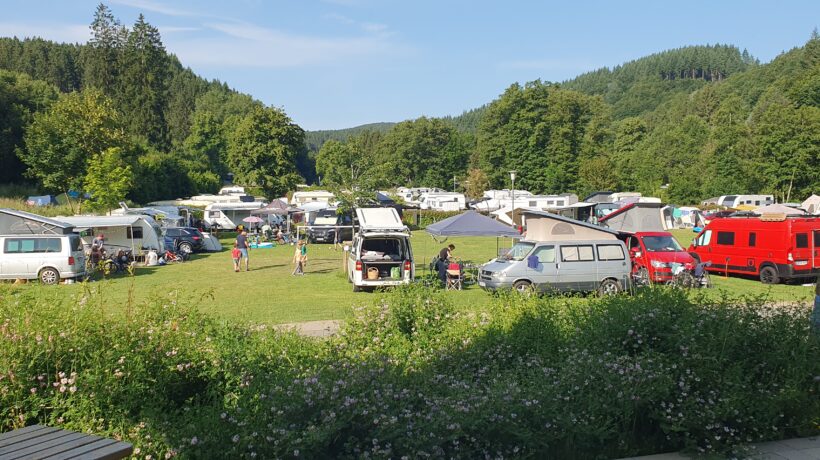 Familienwiese an der Rezeption Camping Hellenthal Eifel Naturnah bei Wildbach Camping