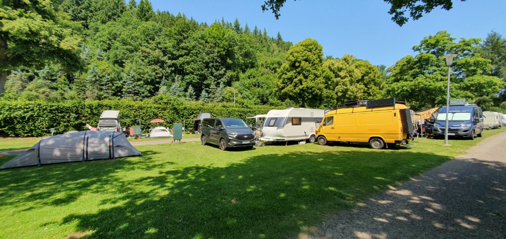 Camping Eifel. Wildbach Camping Hellenthal-Eifel 2026. Neuigkeiten für Camper 3 W-Plätze Durchgangswiese bei Wildbach Camping